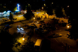 "Cruisingkväll-Falköping", fotografi, © Jan Peter Dahlqvist, 2024