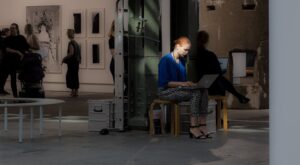 "Solbelyst kvinna, konstmässa, Berlin", fotografi, © Jan Peter Dahlqvist, 2024