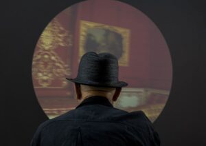 "Man som tittar på en konstvideo", fotografi, © Jan Peter Dahlqvist, 2024